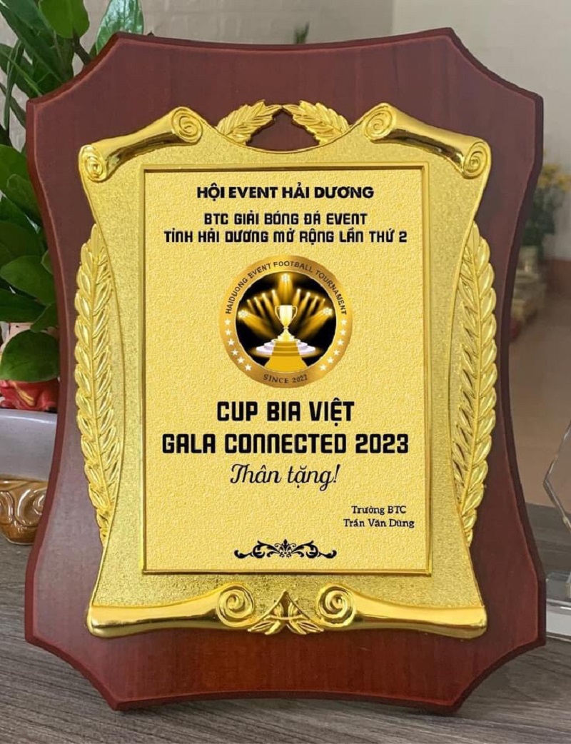 chọn phụ kiện cho bảng gỗ vinh danh
