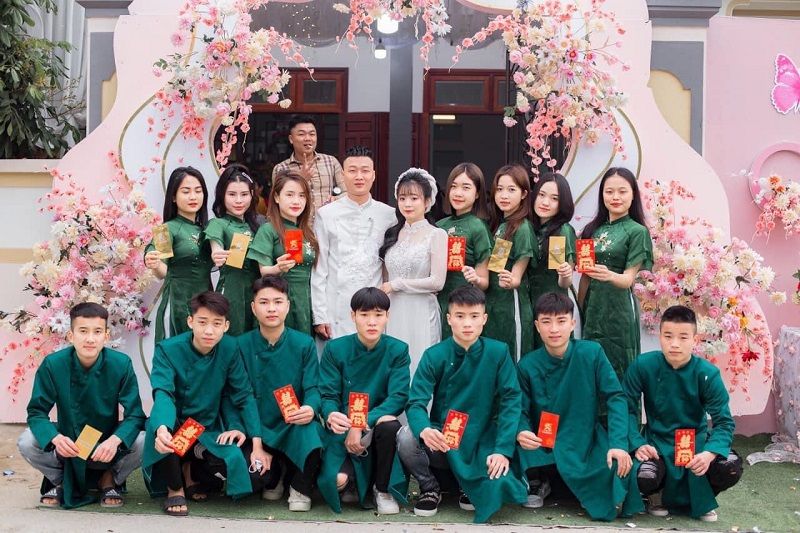 đội bê tráp gồm những trai thanh gái tú
