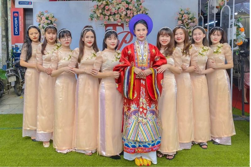 đội bê tráp thấp hơn cô dâu chứ rể